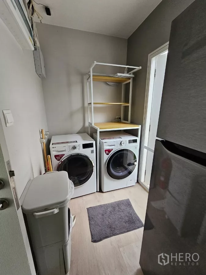 独立式住宅 出租在Prawet, Bangkok - 洗衣间，洗衣机与烘干机及置物架