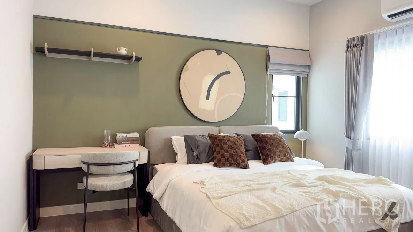 บ้าน ให้เช่าในBang Phli, Samut Prakan - ห้องนอนแขก ผนังเน้นสีเขียวมะกอก โต๊ะทำงาน และผ้าม่านนุ่ม