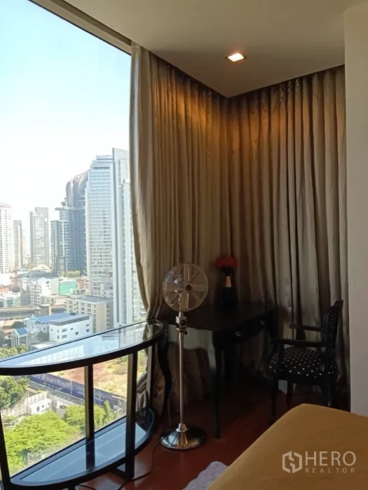 Condominium for rent in Khlong Toei, Bangkok - Corner bedroom at Ashton Morph 38 with floor-to-ceiling window and Thonglor skyline view.