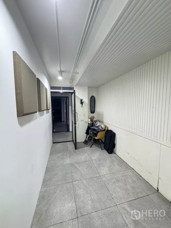 店屋 出租在Khlong Toei, Bangkok - 后部走廊铺设地砖，设吸音板与通往功能区的玻璃门。