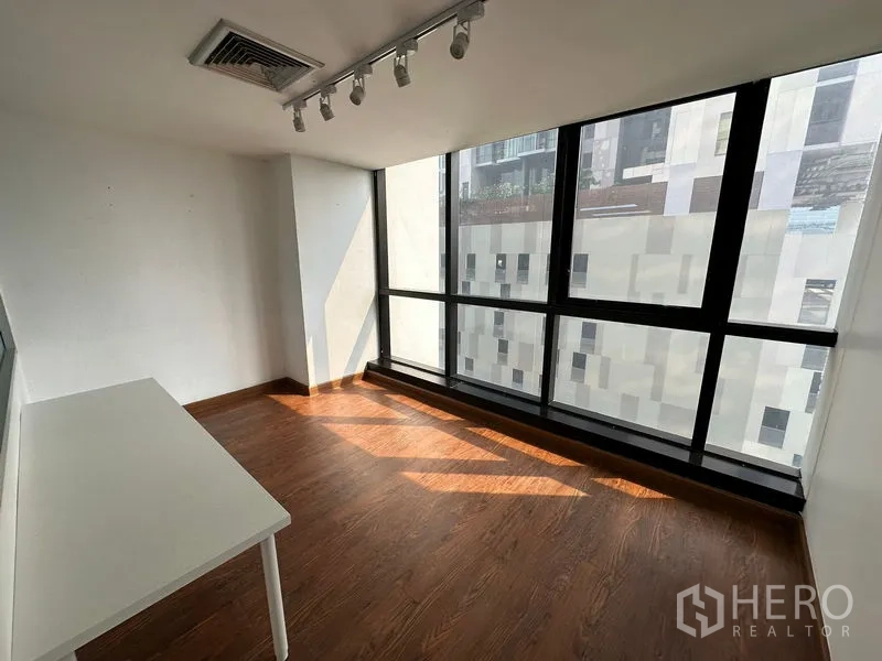 办公空间 出租在Ratchathewi, Bangkok - 独立办公室，轨道射灯与整面窗户，采光充足。