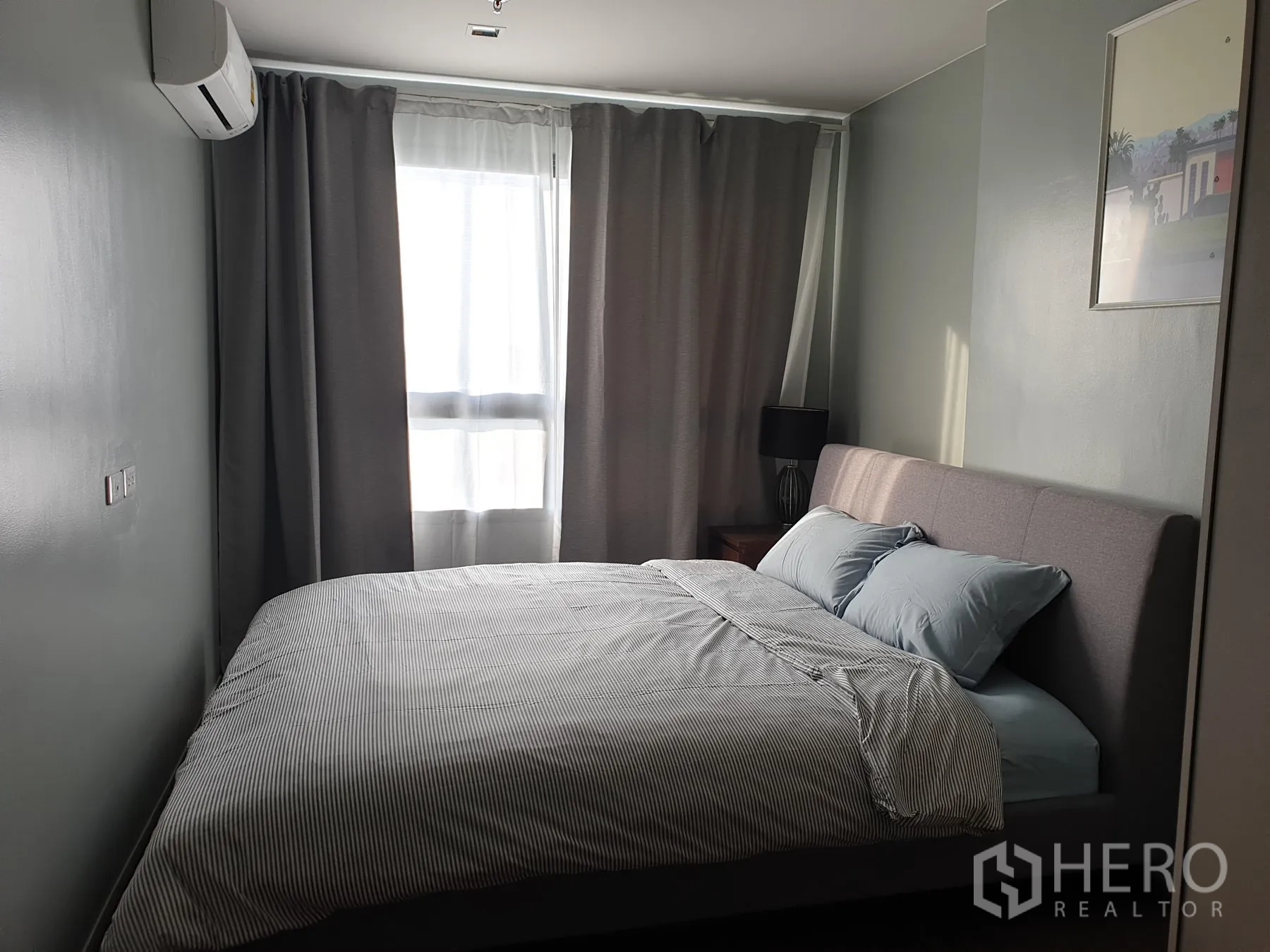 公寓 for rent in Phra Khanong, Bangkok - 温馨卧室配双人床、窗帘与采光窗。