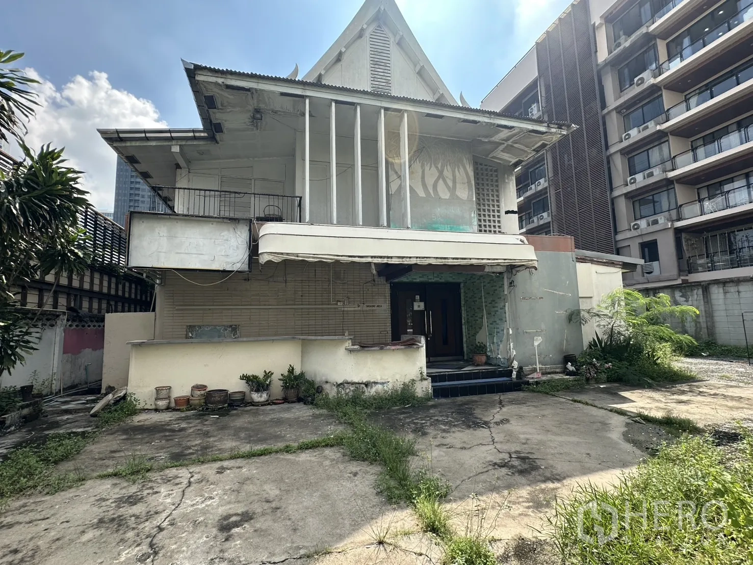 独栋房屋 for rent in Watthana, Bangkok - 前庭宽阔视角下的独栋别墅立面。