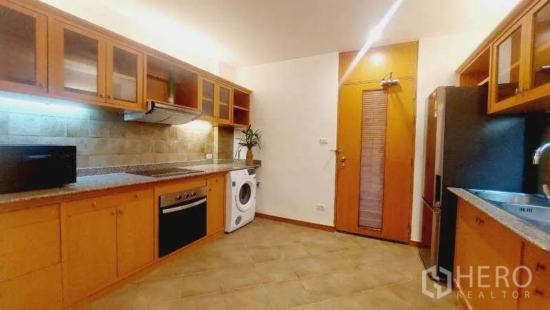 Apartment for rent - Full kitchen fitted with oven, cooktop, range hood and washing machine.