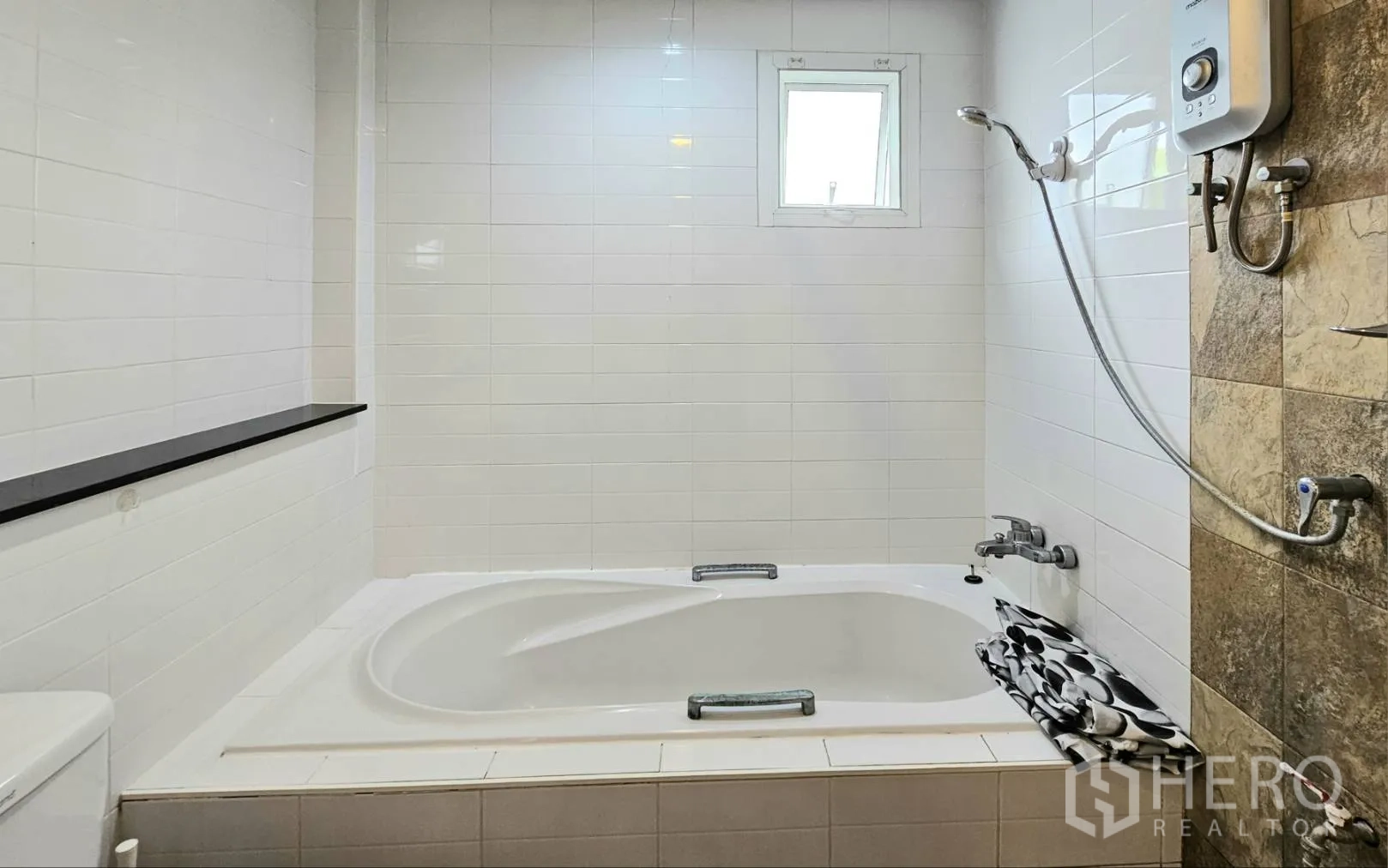 独栋房屋 for rent in Saphan Sung, Bangkok - 浴室配嵌入式浴缸、淋浴与电热水器，小窗采光。
