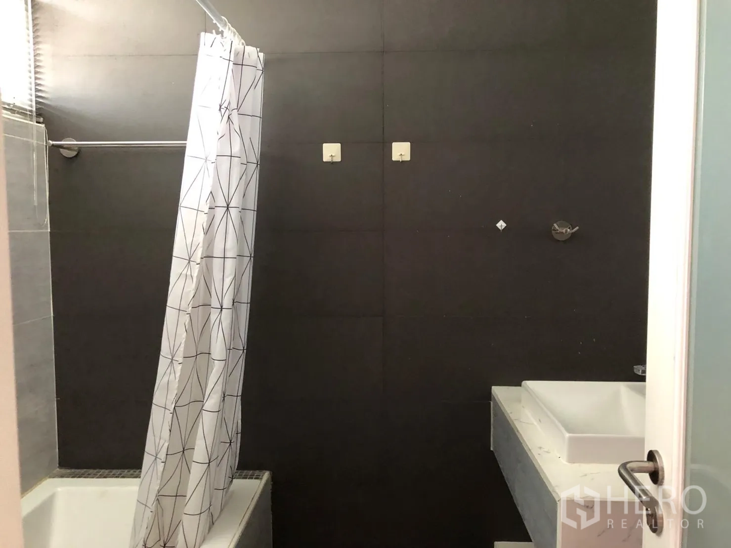 公寓 出租在Watthana, Bangkok - 深色瓷砖浴室，浴缸与浴帘，方形台上盆