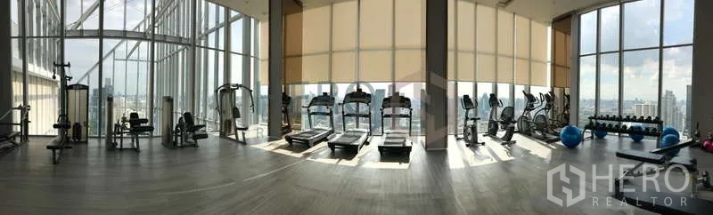 公寓 出租 - 高层全景健身房，心肺器械齐全并享城市景观。