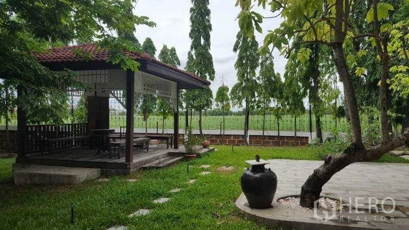 独立式住宅 出租在Bang Phli, Samut Prakan - 传统花园凉亭，四周绿草与成树环绕。