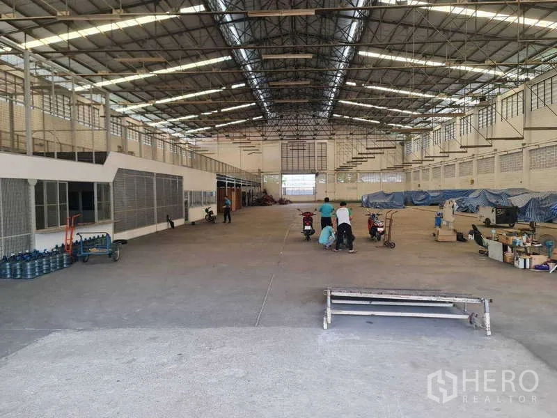คลังสินค้า ให้เช่าในWatthana, Bangkok - ภายในโกดังโปร่งเพดานสูง หลังคาเหล็กมีช่องแสง พื้นคอนกรีต พร้อมชั้นลอยสำนักงาน