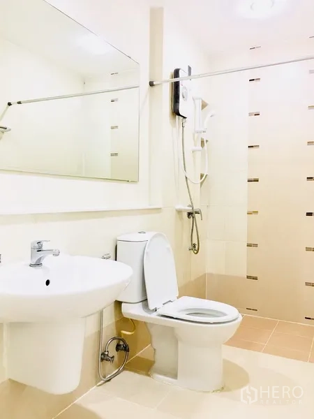 联排别墅 出租在Prawet, Bangkok - 整洁卫生间，淋浴区、热水器、坐便器与台盆
