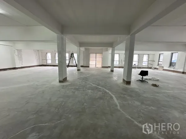 Warehouse for rent in Bang Phli, Samut Prakan - Large open-plan floor with columns and concrete surface under renovation.
