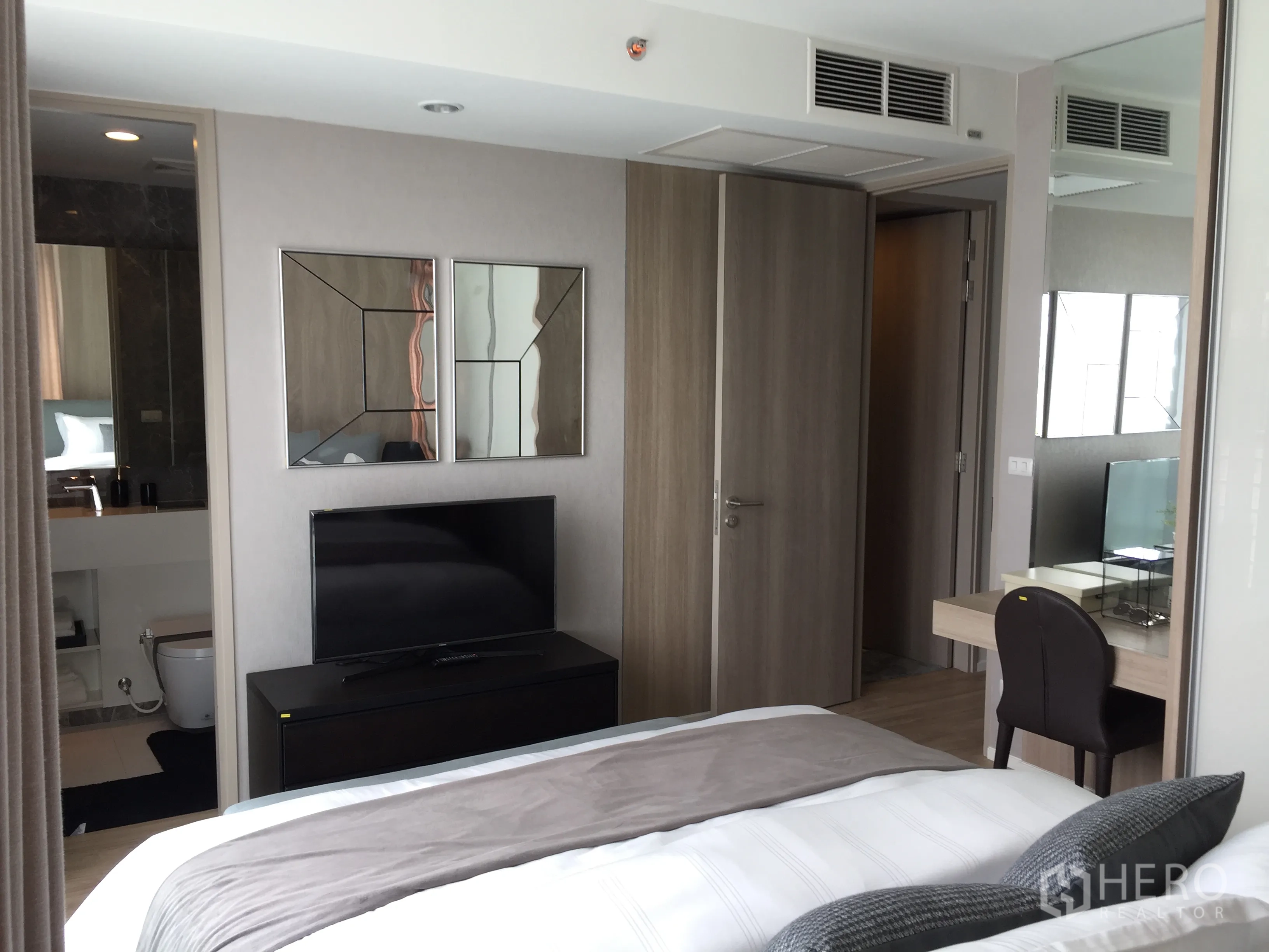 คอนโด ขายในBang Rak, Bangkok - ห้องนอนพร้อมตู้วางทีวี โต๊ะทำงาน และมุมมองไปยังห้องน้ำในตัว