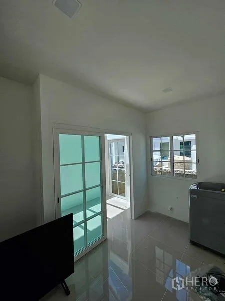 Detached House for rent in Thanyaburi, Pathum Thani - Compact utility room with tiles and sliding glass door to a balcony