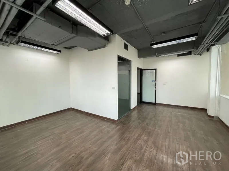 สำนักงาน ให้เช่าในRatchathewi, Bangkok - ห้องทำงานส่วนตัว พื้นลายไม้ ประตูกระจก และท่อแอร์โชว์