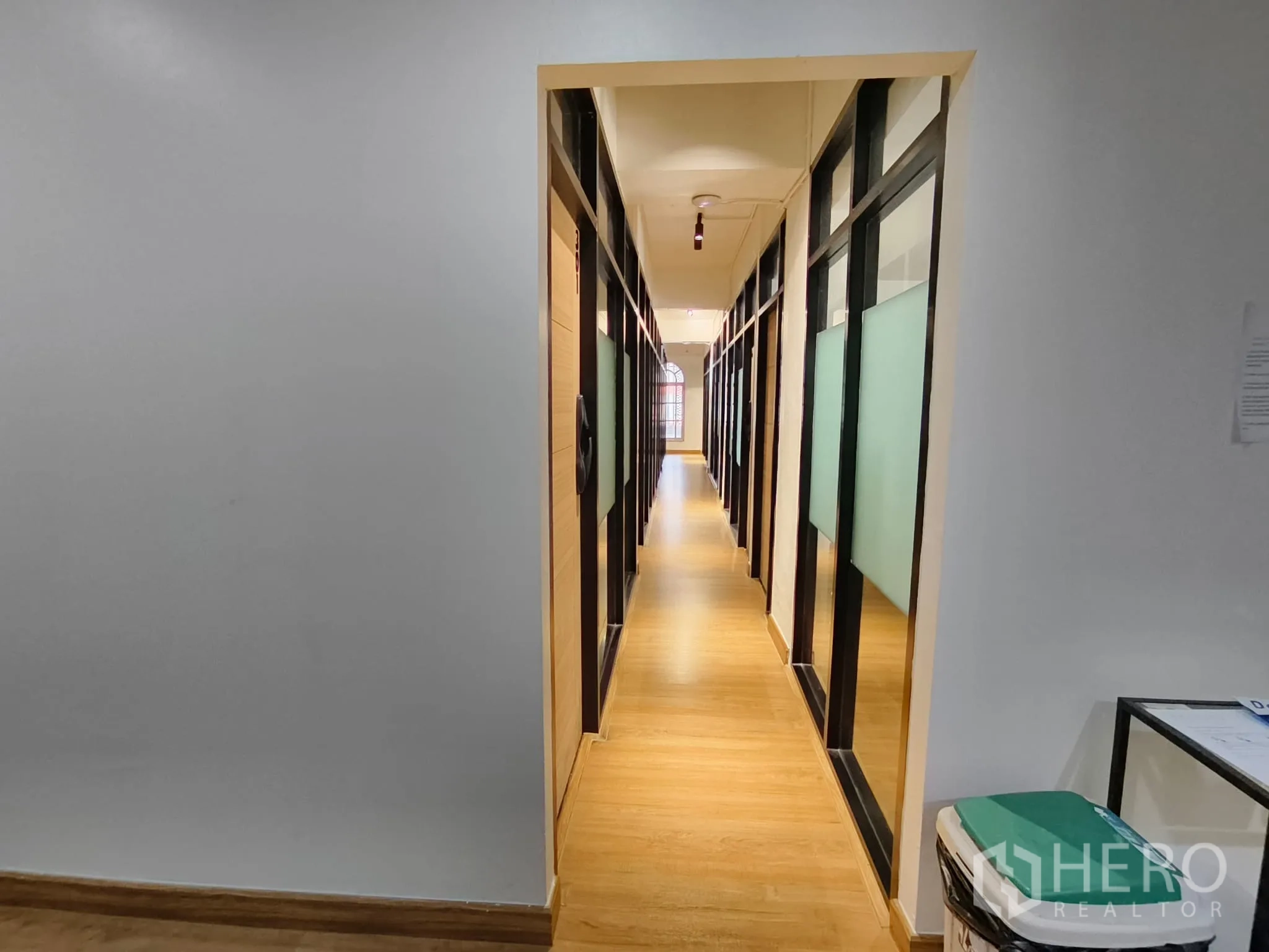 店屋 for rent in Watthana, Bangkok - 走廊两侧为玻璃隔断的独立办公室与磨砂玻璃。