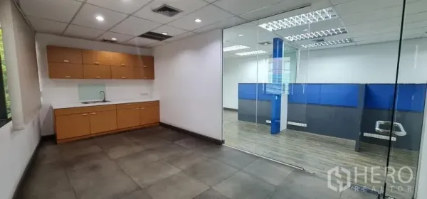 办公空间 出租在Watthana, Bangkok - 通过透明玻璃可见的茶水间与办公室相连。