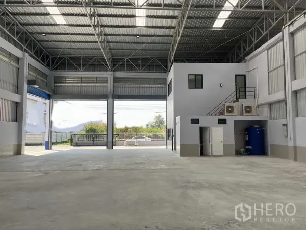 货栈 出租在Khlong Luang, Pathum Thani - 仓库内部宽敞，钢结构屋顶带天窗，配有夹层办公室