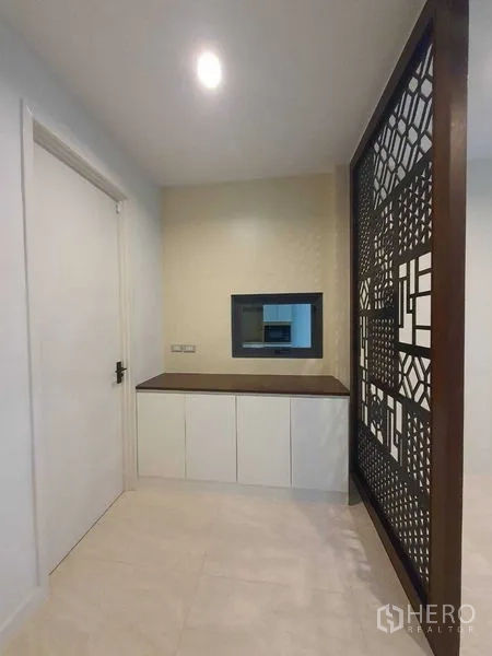 บ้าน ขายในPrawet, Bangkok - มุมตู้เก็บของพร้อมฉากกั้นลายฉลุสไตล์โมเดิร์น