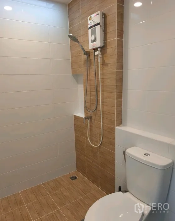 联排别墅 for rent in Bang Phli, Samut Prakan - 浴室装有热水器的淋浴区与坐便器。