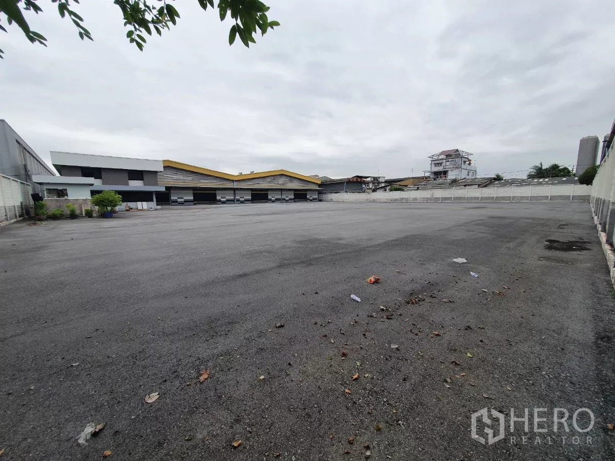 โรงงาน ให้เช่าในMueang Samut Prakan, Samut Prakan - ลานกลางแจ้งขนาดใหญ่สำหรับจอดคอนเทนเนอร์และเก็บสินค้า