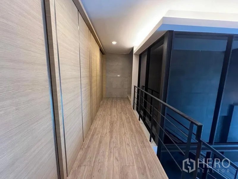 带办公室的家 出租在Bueng Kum, Bangkok - 阁楼走廊，金属栏杆与通顶收纳柜。