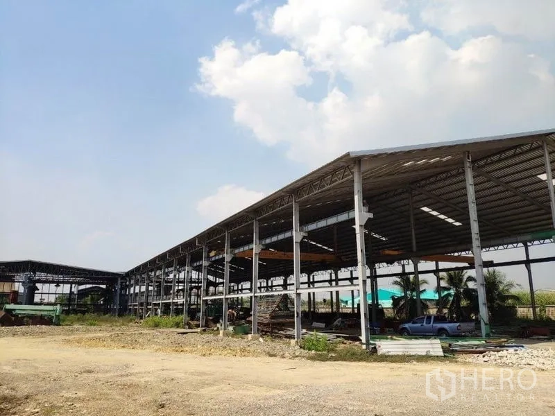 โรงงาน ให้เช่าในSamut Sakhon - มุมมองด้านข้างของโกดังโครงเหล็ก ช่องจอดเปิด และลานกรวด บางกระเจ้า