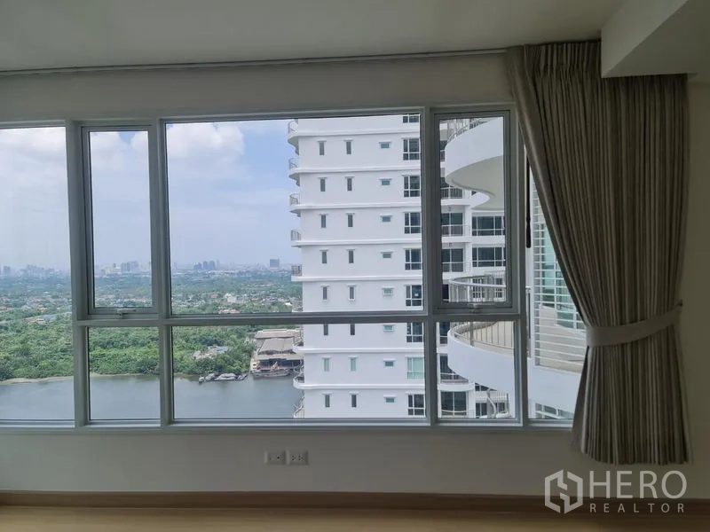 公寓 出售在Yan Nawa, Bangkok - 转角落地窗，可见绿地、河道及邻近高楼的景致。