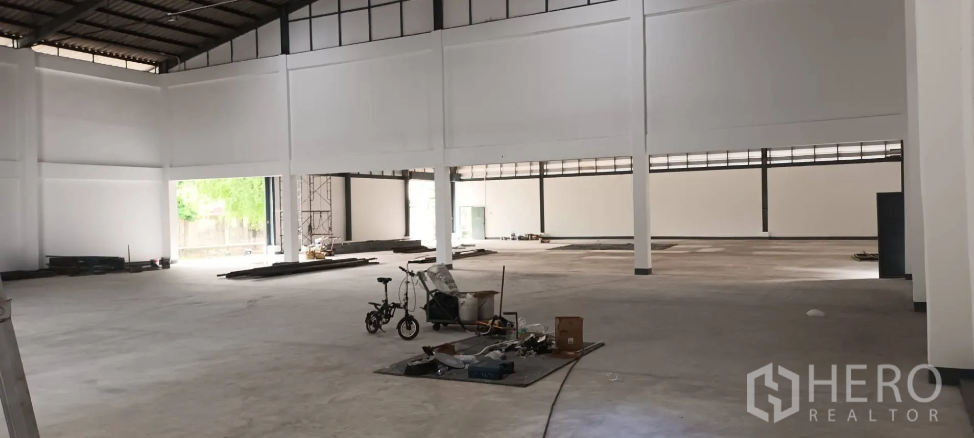 Warehouse for rent in Phra Pradaeng, Samut Prakan - Open-plan warehouse floor with wide door opening allowing easy movement of goods and equipment.