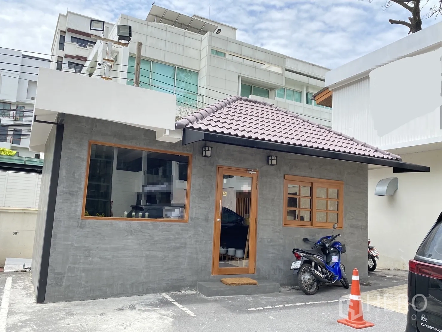 พื้นที่ขายปลีก ให้เช่าในWatthana, Bangkok - อาคารหน้าร้านติดถนน หลังคากระเบื้อง หน้าต่างบานใหญ่ และที่จอดรถ ใกล้รถไฟฟ้า BTS ทองหล่อ