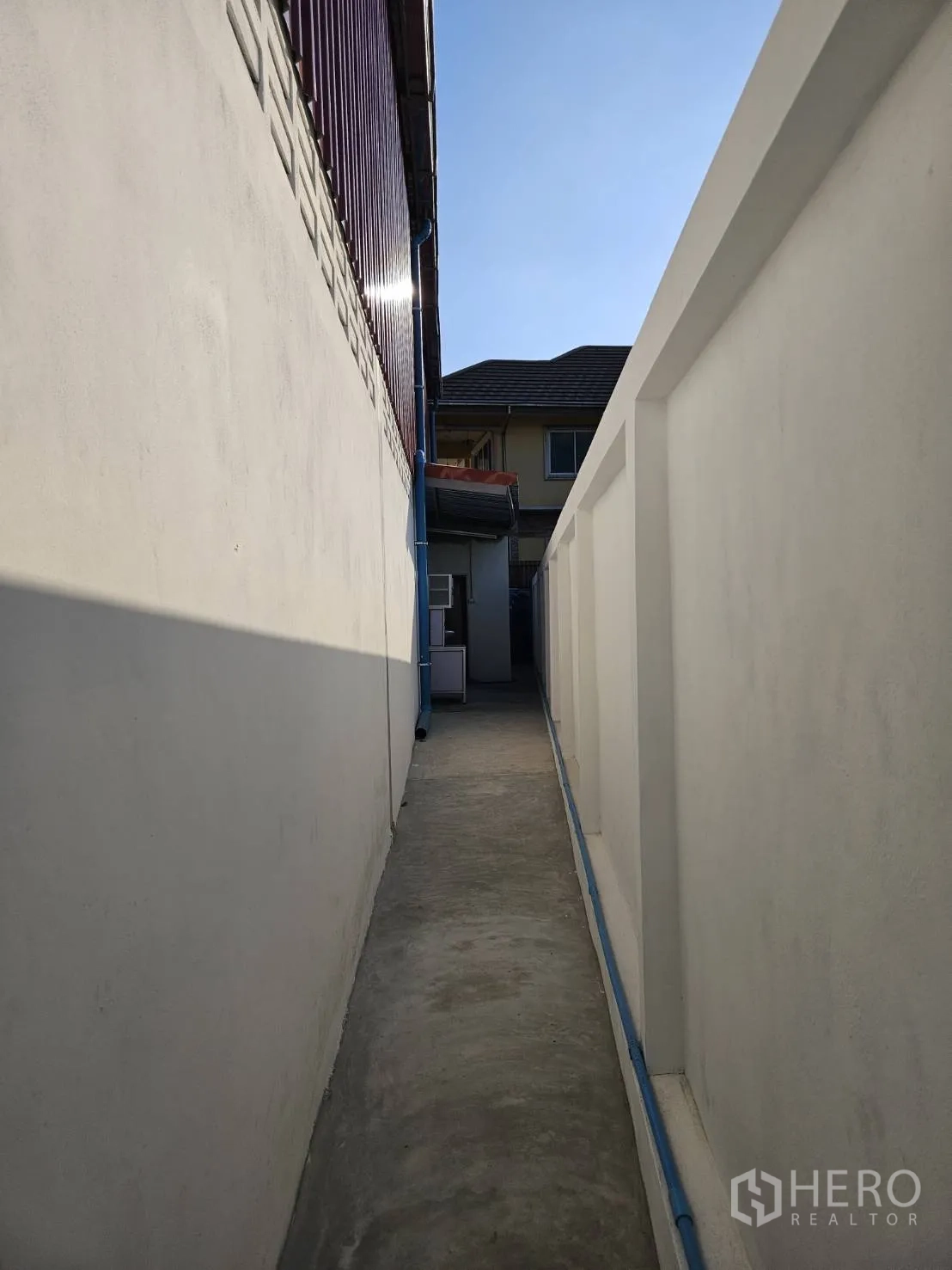 โกดัง for rent in Mueang Samut Prakan, Samut Prakan - ทางเดินแคบข้างอาคารมุ่งสู่พื้นที่อเนกประสงค์ด้านหลัง
