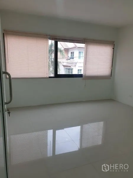 Home Office for rent in Bang Rak, Bangkok - Corner office room with a wide window, beige blinds, and glossy tiled floor.