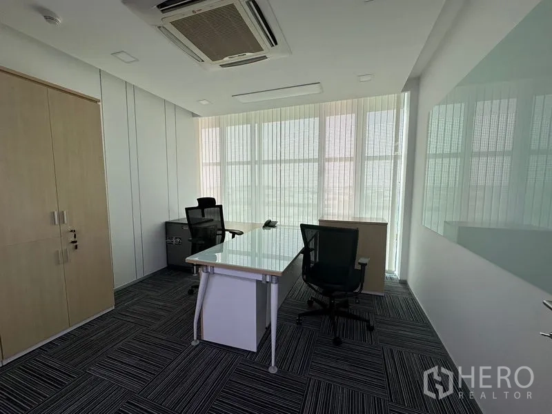 สำนักงาน ให้เช่า - ห้องทำงานผู้จัดการ กระดานแก้ว ตู้เก็บของ และโต๊ะสองตัว