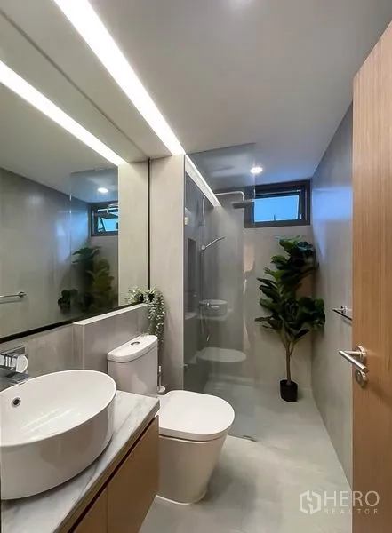 联排别墅 出租在Khlong Toei, Bangkok - 现代浴室，玻璃隔断淋浴与采光窗。