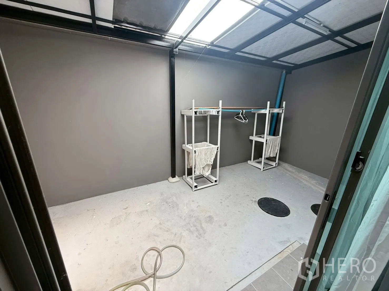 联排别墅 for rent in Bang Phli, Samut Prakan - 带天窗顶棚的后部杂物与晾衣区，设有晾衣架。