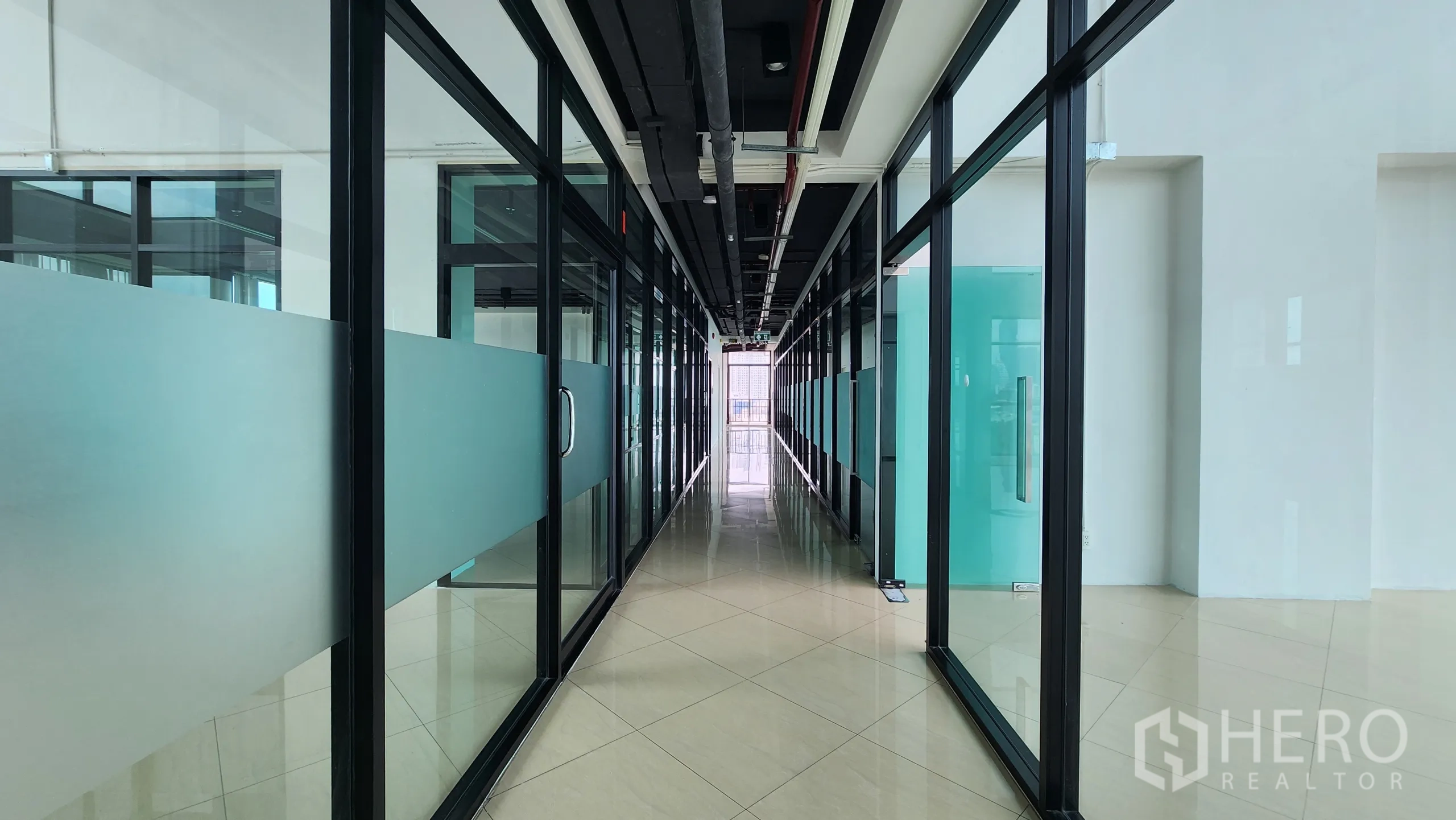 办公空间 出租在Yan Nawa, Bangkok - 铺地毯的会议室，窗帘与木质吊顶，带城景。