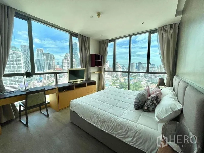 คอนโด ให้เช่าหรือขายในWatthana, Bangkok - ห้องนอนกระจกเต็มบาน เตียงคู่ โต๊ะทำงาน และวิวเมืองพาโนรามา