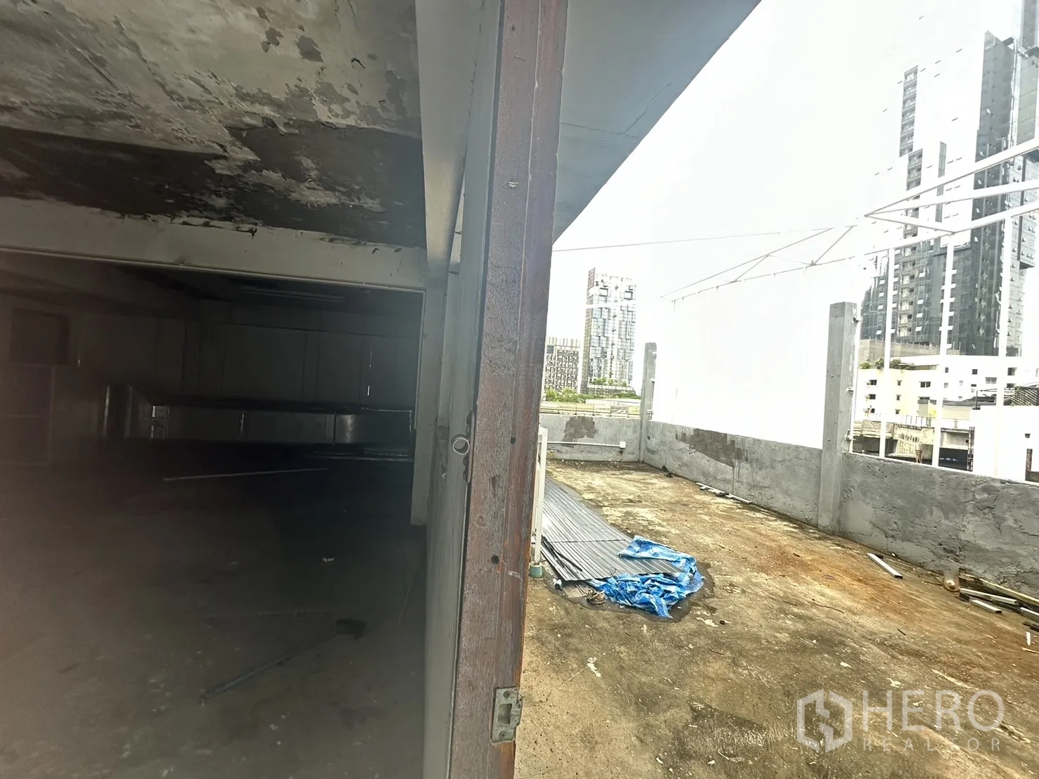 Shophouse for rent in Watthana, Bangkok - Semi-open terrace connected to shell interior space with city view.