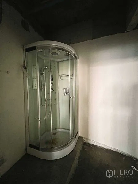 Retail Space for rent in Yan Nawa, Bangkok - Compact glass shower cubicle installed in a corner utility room.
