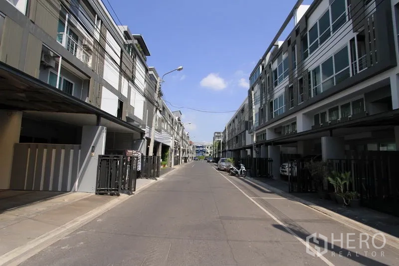 联排别墅 出售在Wang Thonglang, Bangkok - 曼谷旺通朗安静街巷，整齐的多层联排别墅与带门庭车位，晴空万里。