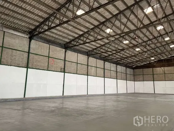 Factory for rent in Bang Pakong, Chachoengsao - Corner view of the production hall highlighting the clear-span structure and evenly spaced skylight panels.