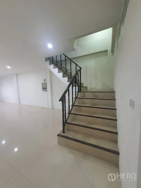带办公室的家 出租或出售在Yan Nawa, Bangkok - 金属扶手楼梯，连接各办公楼层