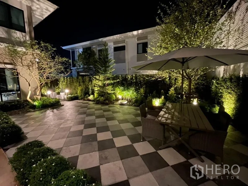 บ้าน ให้เช่าในPhasi Charoen, Bangkok - วิวสวนยามค่ำ ลานนั่งเล่นร่มสนามและไฟส่องสว่าง