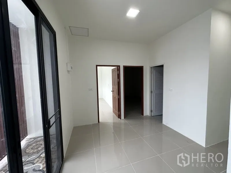 货栈 出租在Lam Luk Ka, Pathum Thani - 二层过道，带推拉玻璃门与两间内室