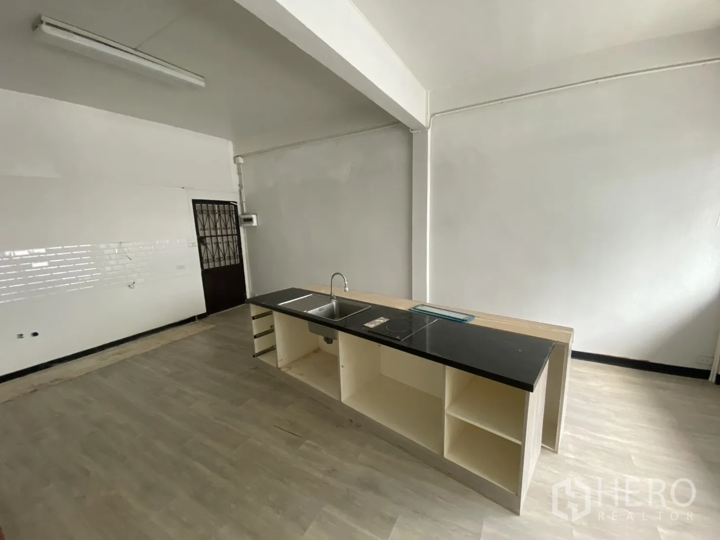ตึกแถว for rent in Bang Rak, Bangkok - โซนแพนทรีพร้อมไอส์แลนด์เคาน์เตอร์ยาว อ่างล้าง และเตา
