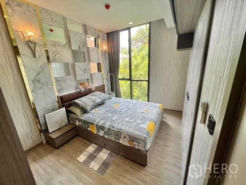 公寓 出售在Watthana, Bangkok - 次卧有大理石与镜面装饰墙、转角高窗与木地板。