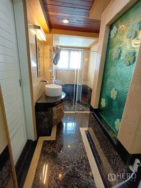 公寓 出租在Watthana, Bangkok - 浴室配台上盆、石材台面、花纹磨砂玻璃与玻璃淋浴间。
