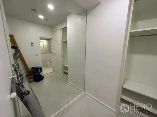 Condominium for rent in Watthana, Bangkok - Utility or dressing area with full-height mirror, built-in storage and entry to bathroom.