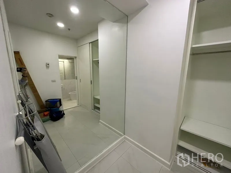 Condominium for rent in Watthana, Bangkok - Utility or dressing area with full-height mirror, built-in storage and entry to bathroom.