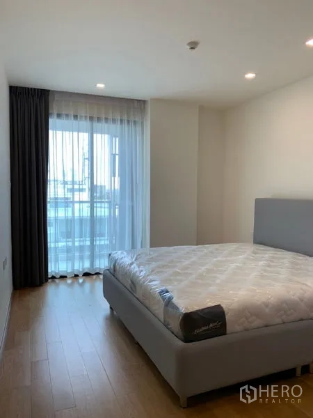 公寓 出售在Khlong Toei, Bangkok - 次卧配大窗与纱帘，浅色木地板温馨明亮。