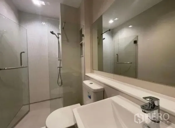 公寓 出租在Ratchathewi, Bangkok - 第二卫生间，玻璃隔断的步入式淋浴与大镜子。